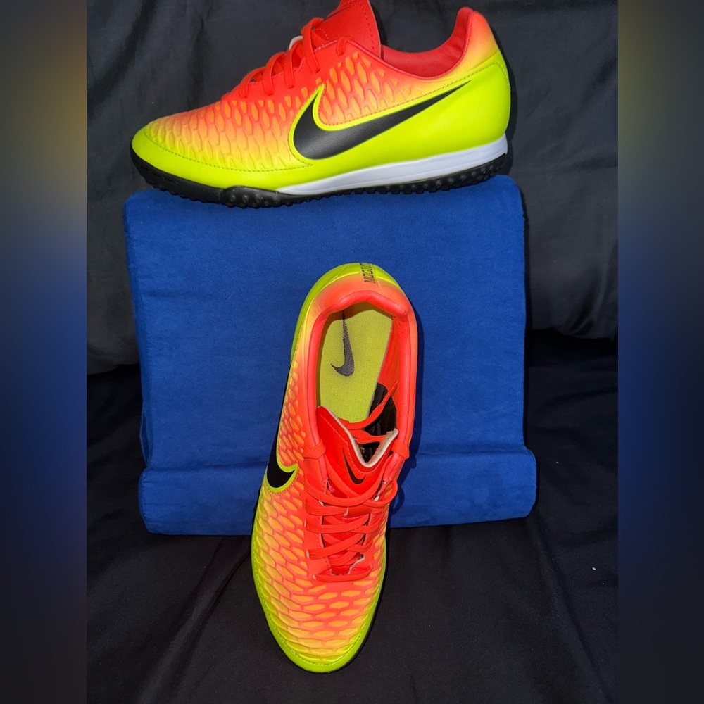 Like New NIKE MAGISTA whit out box